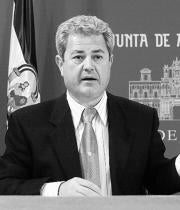 El féretro llega a la parroquia de San Pedro Apóstol de Montijo.EFE