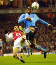 Reyes pelea un balón con Distain en el estadio de Highbury. AP