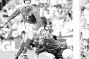 Bridge. en el momento de marcar el sexto gol inglés ante Ingimarssonand. AFP