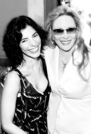 Maribel Verdú y Faye Dunaway, de 63 años, ayer en el Ayuntamiento de Valencia