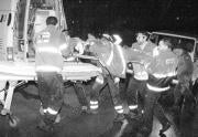 Los servicios de emergencias trasladan el cuerpo de una de las víctimas ICAL