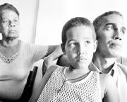 Oswaldo Alfonso, con su madre e hijo, poco después de su liberación el martes. AP
