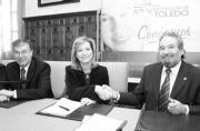 Castellanos y Luján sellan el acuerdo con un apretón de manos en presencia del presidente de la Diputación de Toledo. FOTO: HUERTAS FRAILE