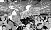 Miles de manifestantes protestaron el viernes por la noche en Quito contra las medidas decretadas por el presidente, Lucio Gutiérrez. EPA