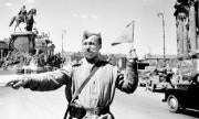 Un soldado soviético controla el tráfico de Berlín tras la Segunda Guerra Mundial en 1945. AFP