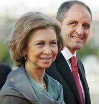 La Reina, con Francisco Camps, a su llegada anoche al Palau de les Arts