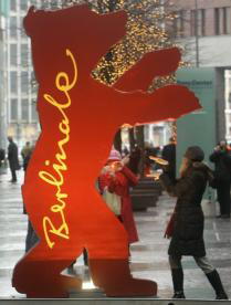 REUTERS Una joven se fotografía junto a un cartel con el oso de la Berlinale