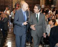 El vicepresidente del Consell, Victor Campos (d), y el presidente del consejo consultivo ejecutivo de los Premios Jaime I, Santiago Grisolía, durante el acto de hoy. / EFE
