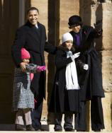 EPA Barack Obama, ayer con su mujer e hijas en Illinois