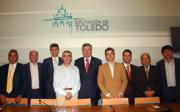 EFE Tofiño y dos diputados de su equipo,con los cinco alcaldes de los municipios afectados