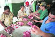 AP. Varios cubanos hacen la compra en una céntrica carnicería de La Habana