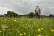 DANIEL MORDZINSKI/HAY FESTIVAL El escritor, caminando por el bello entorno de la localidad galesa de Hay-on-Wye, sede del Hay Festival, hace unos días