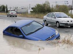 Imagen del estado de la avenida Vicálvaro en el municipio madrileño de Coslada. /EFE