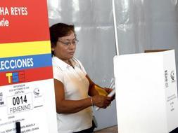 Una de las votantes ecuatorianas en el extranjero, concretamente en Barcelona, ejerciendo su derecho al voto. /EFE