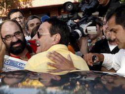 Julián Muñoz sale de la cárcel de Alhaurín de la Torre, ante el descomunal despliegue mediático. /Efe