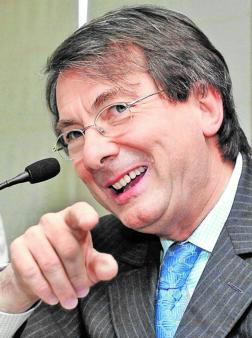 Gérard Mortier planta a la Ópera de Nueva York y se pone a tiro del Real