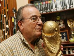 Juan María Alfaro: «Mi sueño se cumplió: volcar en internet la "biblia" del fútbol»