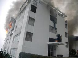 Un edificio de quito arde tras estrellarse contra él un avión militar. / Afp