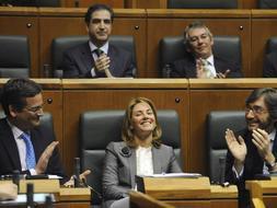 La nueva presidenta del Parlamento Vasco, Arantza Quiroga, recibe el aplauso de sus compañeros. / Reuters