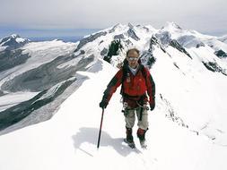 Conquista el Everest con 65 años tras atravesar los dos polos