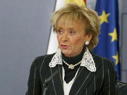 La vicepresidenta primera del Gobierno, María Teresa Fernández de la Vega, durante la conferencia de prensa tras finalizar el Consejo de Ministros / Efe