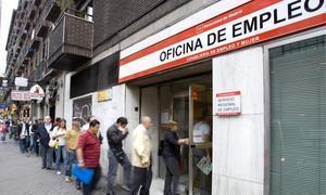 Compone 80 poemas en la cola del paro