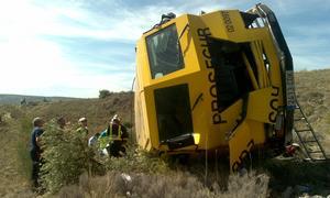 Un muerto y dos heridos al caer por un terraplén un furgón blindado