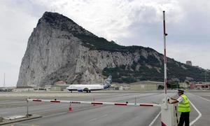 Los guardias civiles retenidos en Gibraltar vuelven a su base de Algeciras