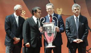 Gallardón posa sonriente con la Copa de Europa, escoltado por Johan Cruyff, Joan Laporta y Ángel María Villar