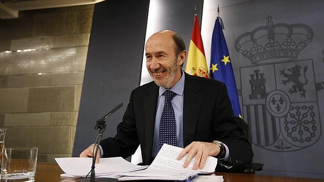 Rubalcaba regresa a la escena política con la energía del «pollo Marañón»