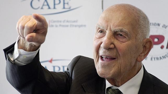 Stéphane Hessel publica «¡Comprometeos!», la continuación de «¡Indignaos!»