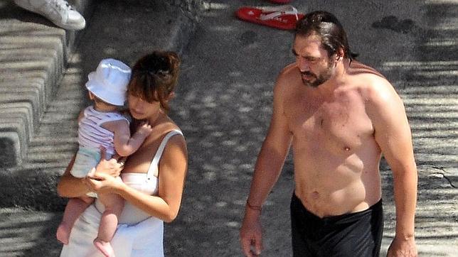 Javier y Penélope, de vacaciones junto a Leo