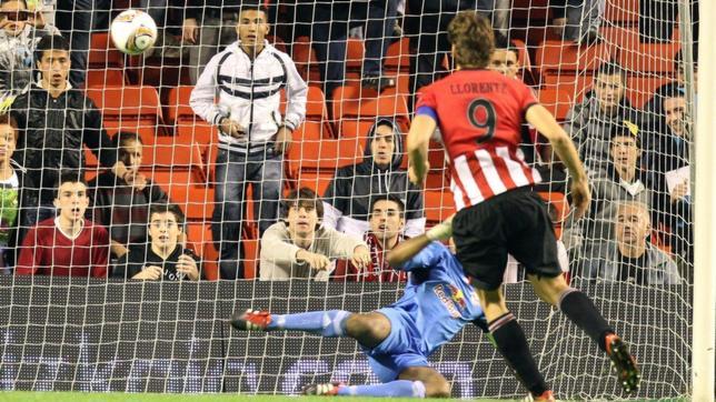 Llorente salva al Athletic
