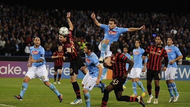 Cavani pone al City contra las cuerdas
