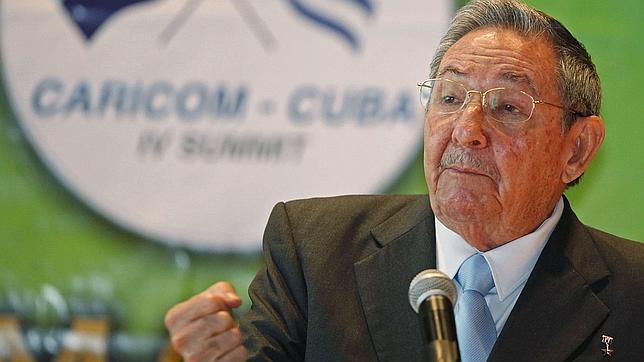 Exiliados iluminan el cielo frente a las costas de Cuba en solidaridad con la oposición