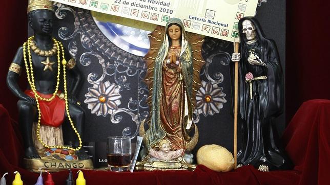 Escribe el número en una hoja de laurel, enciende una vela y tíralo al caldero
