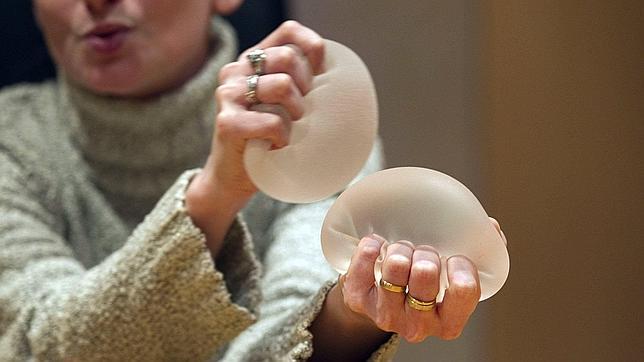 Reino Unido descarta riesgo cancerígeno en los implantes de silicona que quiere retirar Francia