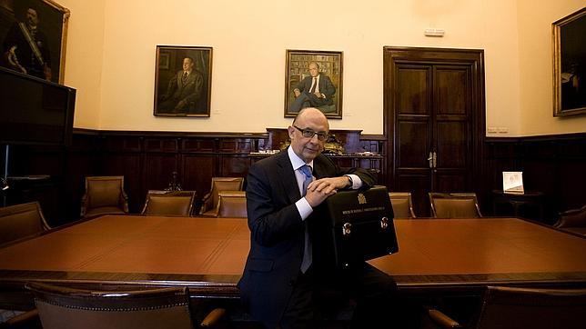 Cristóbal Montoro: «Subir el IVA duplicaría la caída de la economía»