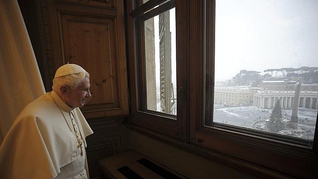 El Papa se asoma a la ventana para ver la copiosa nevada sobre Roma