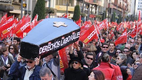 Miles de personas protestan en la Comunidad contra la reforma