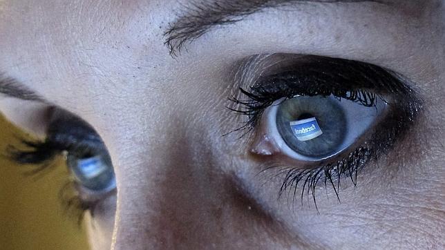 Una menor demanda a su colegio por espiar su Facebook