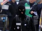 Directo: Tres detonaciones para intimidar al asesino atrincherado