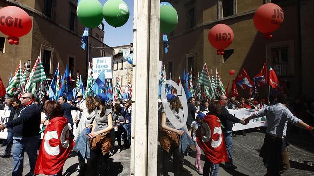 Italia sale a la calle en el Primero de Mayo al grito de «trabajo, trabajo»