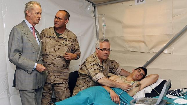 Morenés ve «prioritario» atraer nuevos médicos a las Fuerzas Armadas