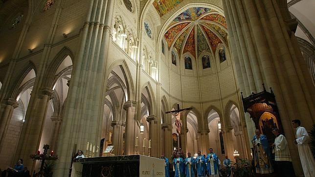 Desalojados de la catedral de La Almudena un grupo de «indignados»