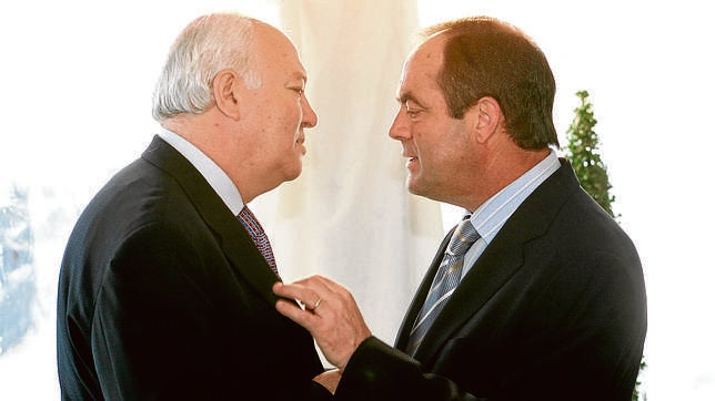Bono y Moratinos viajan por negocios a Guinea Ecuatorial sin avisar al Gobierno