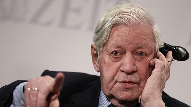 Helmut Schmidt: «Alemania no está en posición de liderar Europa por su historia»