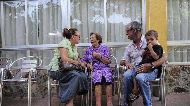 Más de un tercio de las abuelas cuidan a sus nietos al menos una vez a la semana