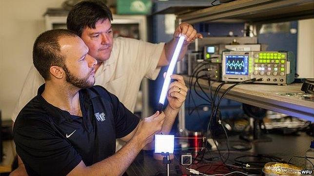 La bombilla de plástico que puede acabar con los fluorescentes