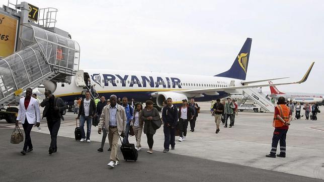 Ryanair miente sobre el peso de sus aviones para ahorrarse tasas, según un diario alemán